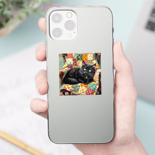 Schattigee zwarte kat op schommelstoel sticker (Telefoon)