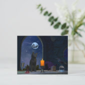 Schattigee zwarte kat staren naar een kaars briefkaart (Staand voorkant)