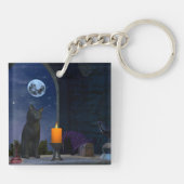 Schattigee zwarte kat staren naar een kaars sleutelhanger (Achterkant)