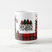 Schattigee zwarte kat verward in kerstverlichting koffiemok (Center)