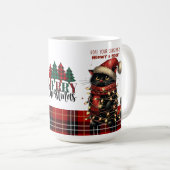 Schattigee zwarte kat verward in kerstverlichting koffiemok (Voorkant rechts)