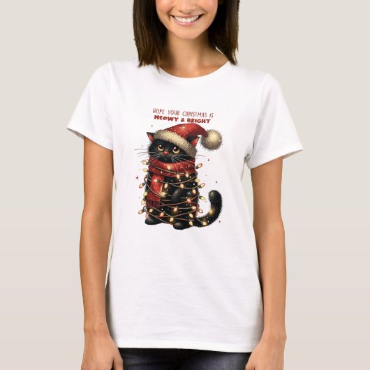 Schattigee zwarte kat verward in kerstverlichting t-shirt (Voorkant)