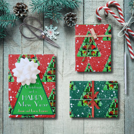 Schattigee zwarte katten in truien kerstboom rood inpakpapier vel