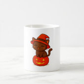 Schattigee zwarte kattenheks op pompoen Halloween Koffiemok (Center)