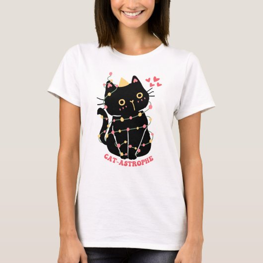 Schattigee zwarte kitten in cat-astrophe t-shirt (Voorkant)