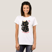 Schattigee zwarte kitten in cat-astrophe t-shirt (Voorkant volledig)