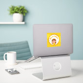 Schattigeste Hallo vriend Sticker – Glimlachende K (Laptop op bureau)