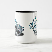 Schedel en Blauwe Vlinders Zwart en Wit Mok (Midden)