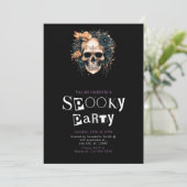 Schedel en bloemen Spooky Halloween Party Kaart (Staand voorkant)