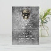 Schedel en een stapel botten Halloween uitnodiging (Staand voorkant)