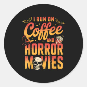 Schedel heksenhoed op koffie en horrorfilms ronde sticker