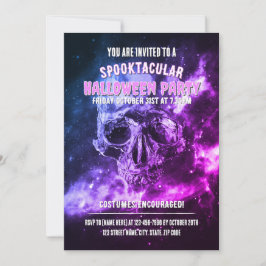 Schedel in de ruimte. Halloweenfeest Kaart