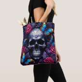 Schedel met blauwe vlinders en rode rozen Gothic Tote Bag (Dichtbij)