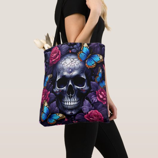 Schedel met blauwe vlinders en rode rozen Gothic Tote Bag (Dichtbij)