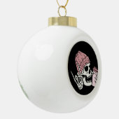 Schedel met pet op een  keramische bal ornament (Links)