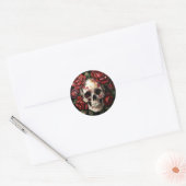 Schedel met rode rozen kunst ronde sticker (Envelop)