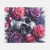 Schedel omgeven door levendige Rozen Fleece Deken (Voorkant (Horizontaal))