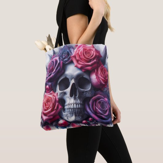 Schedel omgeven door levendige Rozen Tote Bag (Dichtbij)