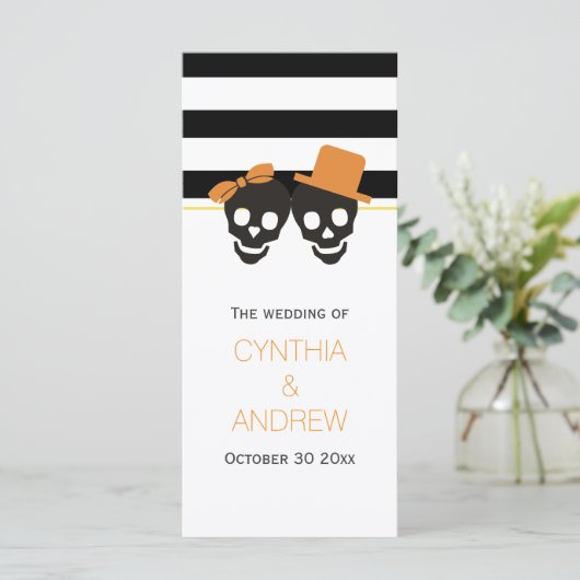 Schedel paar, strepen Halloween bruiloft programma Programmakaart (Staand voorkant)