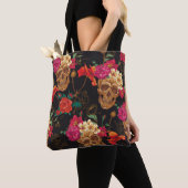 Schedelbloemen: naadloze donkere achtergrond. tote bag (Dichtbij)