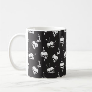 Schedelpatroon met wapens: donkere achtergrond. koffiemok