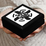 Schedelpiloot & Vliegtuigpropeller, minimalistisch Cadeaudoosje<br><div class="desc">Minimalistisch, zwart-wit ontwerp met een schedel met een Pilot-helm voor een vliegtuigpropeller. Geweldig cadeau voor een piloot of luchtvaartliefhebber. Klik op Personaliseren of Bewerken met de ontwerptool om uw specifieke gegevens toe te voegen. Neem contact met mij op voor ontwerpwijzigingen voorafgaand aan het plaatsen van uw bestelling. Bedankt voor een...</div>