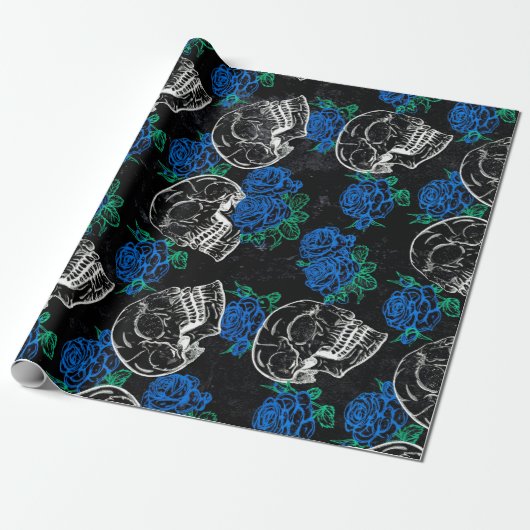 Schedels en Blauwe Rozen | Cool Funky Dark Grunge Cadeaupapier (Uitgerold)