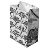 Schedels en kraaien Gift Bag Medium Cadeauzakje (Voorkant Gekanteld)