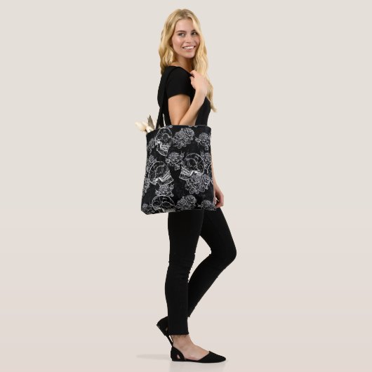 Schedels en krijt Rozen | Gotische Glam Funky Grun Tote Bag (Op model)