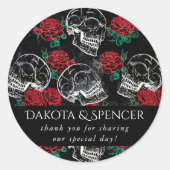 Schedels en Rode Rozen | Moderne Gothic Bedankt Ronde Sticker (Voorkant)
