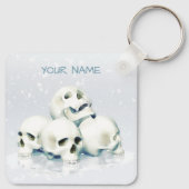 Schedels in de sneeuw. Gepersonaliseerd Sleutelhanger (Achterkant)