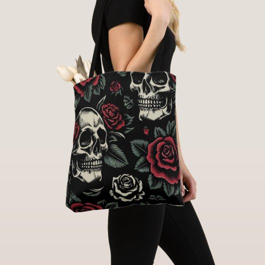 Schedels & Rode Rozen Gotische Bloemen Tote Bag (Dichtbij)