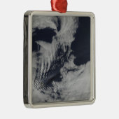 Scheepsgolfvormige wolken in de Zuid-Indische Oce Metalen Ornament (Rechts)