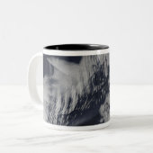 Scheepsgolfvormige wolken in de Zuid-Indische Oce Tweekleurige Koffiemok (Voorkant links)