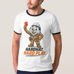 Scheidsrechter met bouwhelm speelt voetbal t-shirt