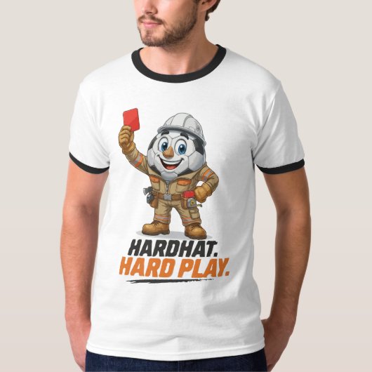 Scheidsrechter met bouwhelm speelt voetbal t-shirt (Voorkant)