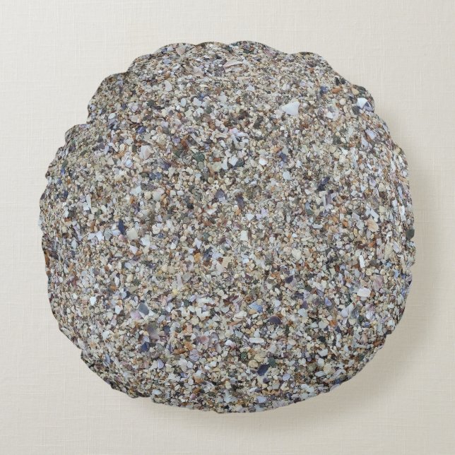 Schelpachtergrond op het strand van de oceaan rond kussen (Voorkant)