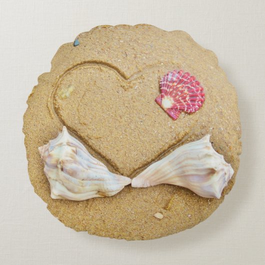 schelpen en twee harten op strandstrandstranspal rond kussen (Voorkant)