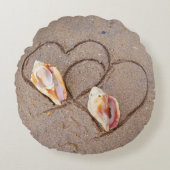 schelpen en twee harten op strandstrandstranspal rond kussen (Voorkant)