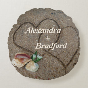 schelpen en twee harten op strandstrandstranspal rond kussen