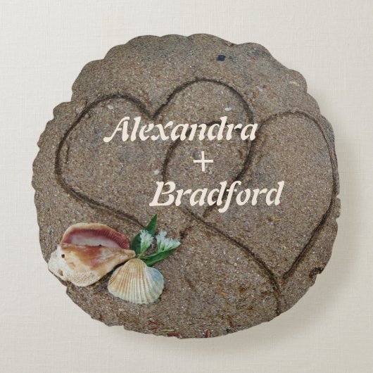 schelpen en twee harten op strandstrandstranspal rond kussen