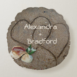 schelpen en twee harten op strandstrandstranspal rond kussen