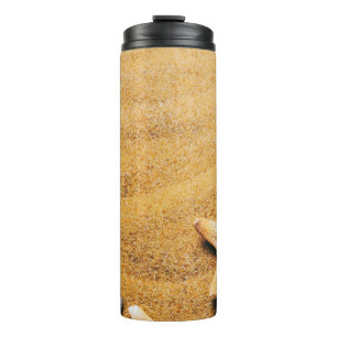 Schelpen op het strand thermosbeker