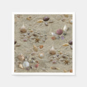 Schelpjes genesteld in het zand op het strand servet (Voorkant)