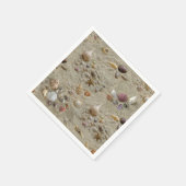 Schelpjes genesteld in het zand op het strand servet (Hoek)