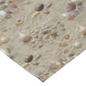 Schelpjes genesteld in het zand op het strand tafelkleed (Gekanteld)
