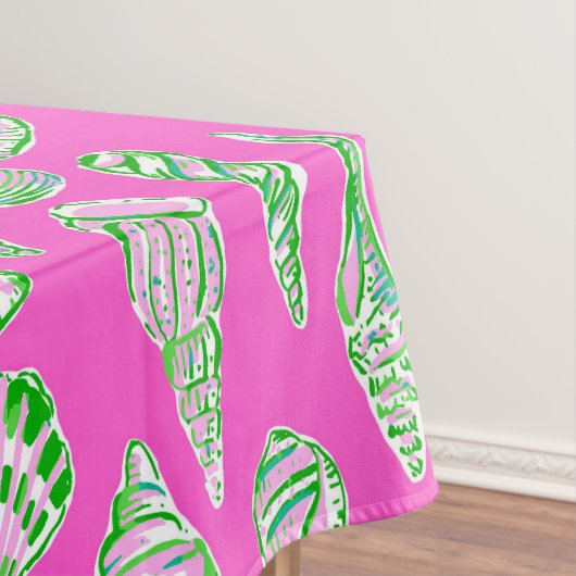 Schelpjes in roze op een roze zeekant tafelkleed (Voorbeeld)