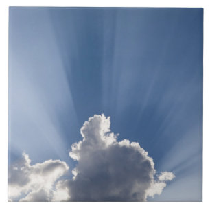 Schemerstralen of zonnestralen schieten langs wolk tegeltje