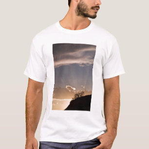 Schemerstralen stralen over de lucht bij t-shirt