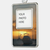 Schepen en soennitische zeebaars verzilverd omlijst ornament (Links)